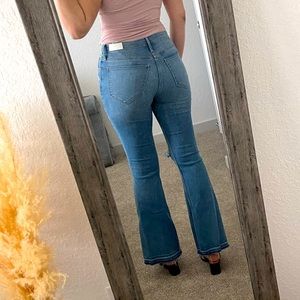 Hollister Curvy High Rise Medium Wash Flare Jeans 👖 ✨ 💗 ✨
